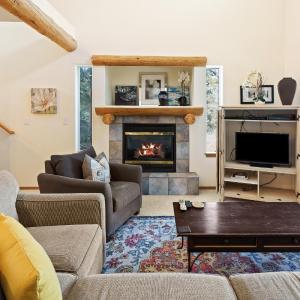 Quiet River Spacious Hood River Home - 30 Day Minimum! townhouse