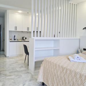Modern Studio 1822 by the Boulevard with Balcony Kitchen Wi-Fi