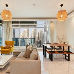 Modern 2 Bed with Waterfront Views, Gym & Pool