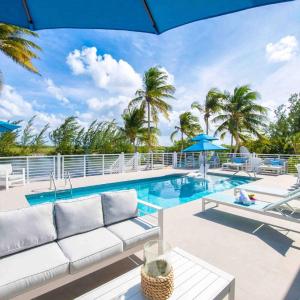 Caribe Sun - Modern Villa with Pool! Walk to the Rum Point Club & Kaibo
