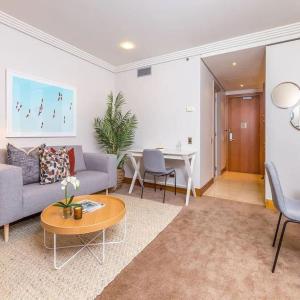 Cozy Central Apt with Pool & Gym by Zodiak Stays