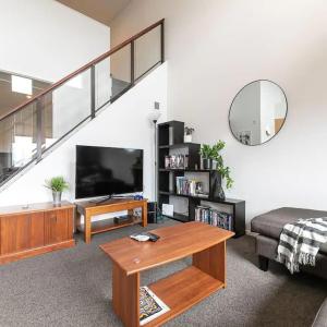 Roomy Loft 2 Bedroom with Free Parking Zodiak Stays