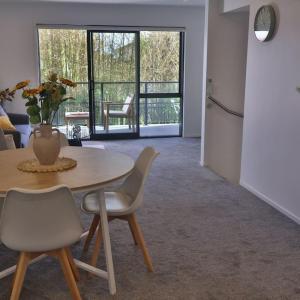 Cosy 2BR House in Carrington Rd.