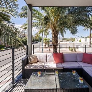 Beverly - Private Patios - Jacuzzi - In Old Town
