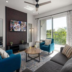 Apache - 4 Units - Hot Tub - Heart of Old Town