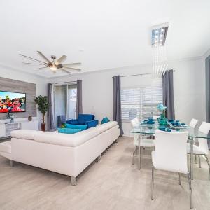 4415RH Townhouse 5 Beds & 4 Baths with Private Pool
