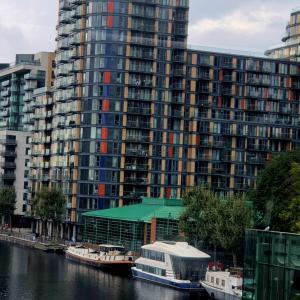 Ensuite Canary Wharf Room in Shared Riverside Apartment