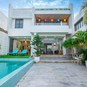 Private Villa 5brs in Danang