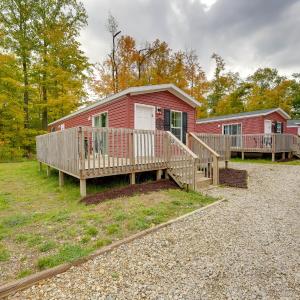 Cozy Cabin: Community Pool & Lakefront Beach!