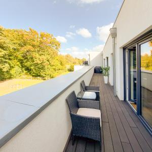 ImmoStay #3 - Penthouse mit zwei Balkonen & Seeblick, Parking & WiFi
