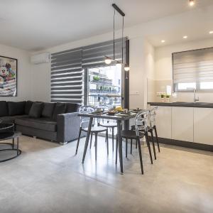 Black & White 2BR Apt steps from Mavili Square