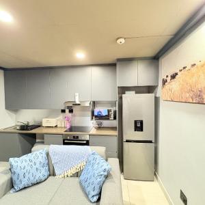Umhlanga Flat with Rooftop Pool & Private Balcony