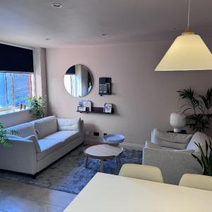 Central London, 5 mins from Soho, 10 mins Covent Garden