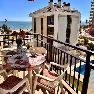 Modern 1 Bedroom Seaside Apartment with Pool