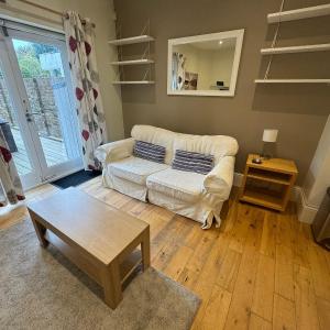 JOIVY Charming 1-Bedroom Flat with Patio