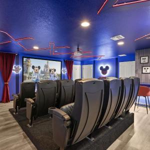 Upstay Renovated 9 Bedroom Home with Movie Theater & Games Room