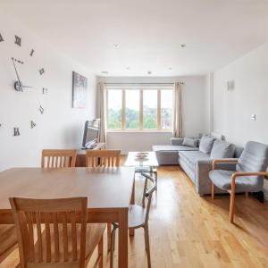 Modern 2BR Apartment in West London Car Garage