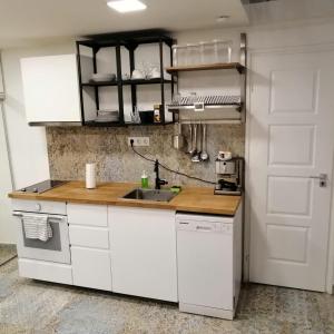 Cozy new studio with Free parking place in Garage
