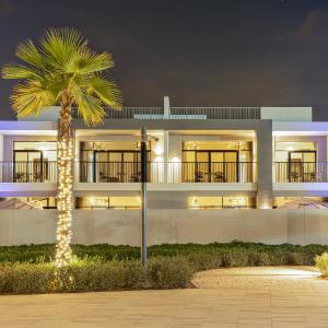 Luxe 6BR Semi-Detached Villa Steps from the Lagoon
