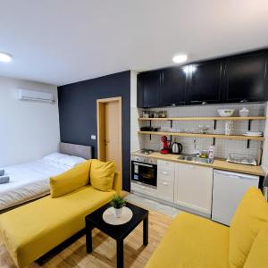 D apartman, Cozy Studio, Near Lake, AC, Wi-Fi