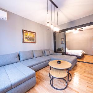 Urban Elegance Apartment by Park Zaimov