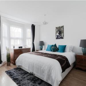 4 Bed House - Sleeps 6 - Garden Pets Wifi