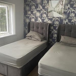 4 Bedroom House - Sleeps 6 - Garden Bbq Parking