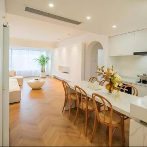Shanghai Hills & Serendipity Family Homestay with 3 Bedrooms Near Line4&8 South Xizang Rd