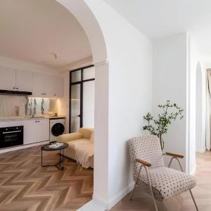 Shanghai Hills & Serendipity Artisanal Glass Downtown Suite close to Metro Line10