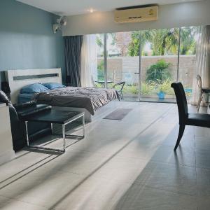 CHIC Beautiful apartment by the seaside, terrace, pool, free gym