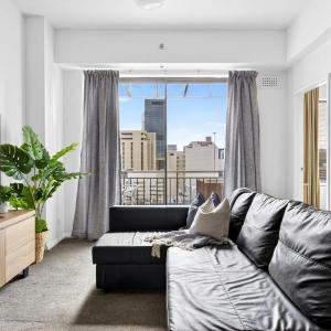 Skyline & Harbour Views-Top Floor