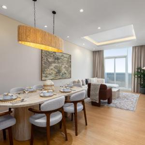 Maison Privee - Chic Downtown Living with Dubai Cityscape Views
