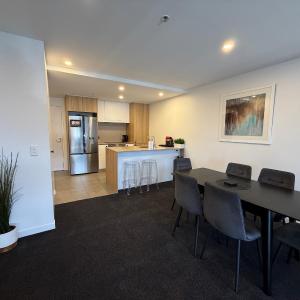 Midnight Luxe 2BR 2Bath Apartment 507 in the heart of Braddon L5 Views Pool Sauna Gym Wifi