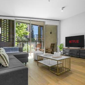 Center of Sydney 2 Bedroom Apartment with Balcony