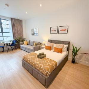 3-BDR with Balcony and 7 AC Studio Apartments in Marylebone near Regents Park & Baker St by Staylio London
