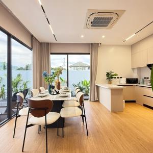 Chiang Mai near the old city brand new luxury single pool villa five-star villa B&B resort 4 bedrooms 5 bathrooms modern minimalist luxury decoration bring your luggage to stay
