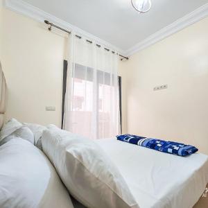 Elegant Apartment, Sea View & Beach 5 Min Away