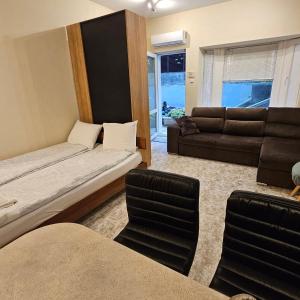 Bright and Cozy Studio with Garage near the Center