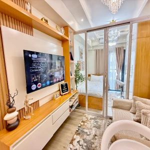 Walk to SM Mall, Near Airport, Disney plus, Netflix, Karaoke, WiFi