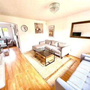 Kings Meadows Luxury Home - Free Parking and SuperFast WiFi