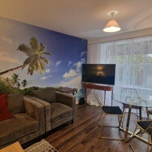 BrumStay - 4 Bedrooms TownHouse sleeps 6 with Driveway Parking and Garden