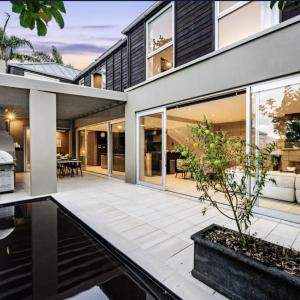 The Gibraltar House by Homello Luxury Private Parnell Estate w Hot Tub Movie Room and Views