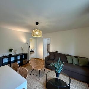 3 Bedroom Apartment with Balcony, 26 min to Zurich Center