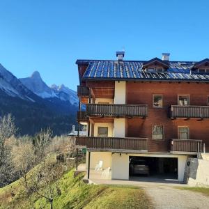 CAMPO BASE CADORE MONOLOCALE MANSARDA con park auto e garage moto