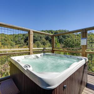 Cobbly Nob Resort Cabin w/ Mtn-View Deck & Hot Tub