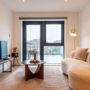 Modern City Centre Flat with Terrace, Parking & Long Stay Friendly