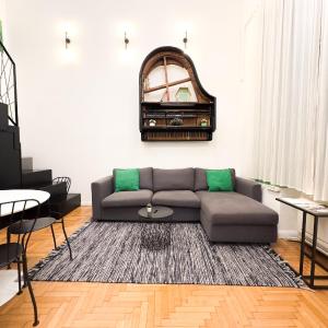 Cozy 2BR Ground Floor Apt in Downtown Budapest AC - Green Piano