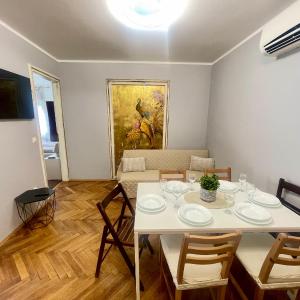 'Golden Bird' Apartment, 2 Bedrooms, Super Central