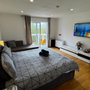 En-Suite Room With a King Size Bed And Private Balcony