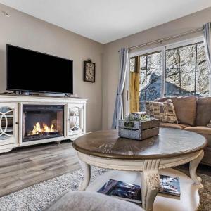 Ozark Overlook - Private Patio & Minutes to Attractions